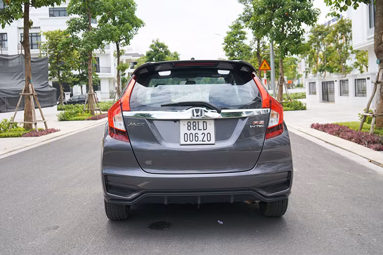 Phần đuôi xe Honda Jazz 2018 có thiết kế hài hòa, bầu bĩnh khá phù hợp so với phần đầu của xe. Trên phiên bản RS, ốp cản sau thể thao với các cánh khuếch tán không khí tạo cho phần đuôi xe mạnh mẽ, đồng bộ phong cách thiết kế ốp cản trước. Cụm đèn hậu LED cho cả ba phiên bản cũng có thiết kế theo chiều thẳng đứng hiện đại hơn so với các đối thủ.