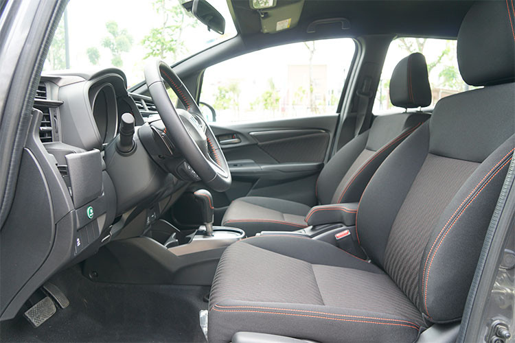 Điểm duy nhất bên trong Honda Jazz 2018 không được lòng người Việt chính là chất liệu ghế bọc nỉ cho cả ba phiên bản. Hàng ghế trước vừa đủ sài với ghế lái chỉnh tay 6 hướng và ghế hành khách chỉnh tay 4 hướng. Ngoài ra với ghế Magic Seat, Honda Jazz 2018 có thể điều chỉnh 4 chế độ để tối ưu khả năng chở đồ. Kích thước ghế ngồi cũng khá rộng rãi cho cả người lái và các hành khách còn lại.