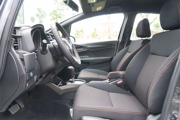 Điểm duy nhất bên trong Honda Jazz 2018 không được lòng người Việt chính là chất liệu ghế bọc nỉ cho cả ba phiên bản. Hàng ghế trước vừa đủ sài với ghế lái chỉnh tay 6 hướng và ghế hành khách chỉnh tay 4 hướng. Ngoài ra với ghế Magic Seat, Honda Jazz 2018 có thể điều chỉnh 4 chế độ để tối ưu khả năng chở đồ. Kích thước ghế ngồi cũng khá rộng rãi cho cả người lái và các hành khách còn lại.