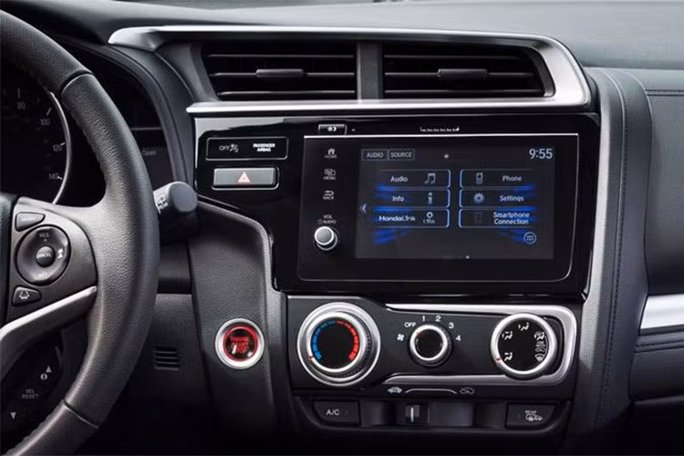 Xe được trang bị chìa khóa thông minh Smart Entry, riêng hai phiên bản cao cấp hơn VX và RS sẽ được trang bị thêm lẫy chuyển số, cùng tính năng điều khiển hành trình cruise control. Bảng điều khiển trung tâm của xe với màn hình cảm ứng 7 inch, hỗ trợ kết nối smartphone, HDMI hay USB. Camera lùi cũng được hiển thị trên màn hình này. 