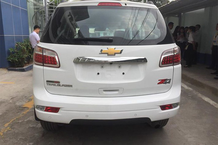 Phía sau Trailblazer sở hữu đèn hậu dạng LED, thiết kế cửa sau đơn giản và bổ sung đèn báo hiệu ở cản sau. Về tổng thể, xe mang trên mình ngôn ngữ thiết kế ngoại thất cơ bắp đặc trưng của dòng xe Mỹ,thừa hưởng hệ thống khung sàn và một số đường nét thiết kế giống với mẫu bán tải Colorado đang bán ra tại thị trường Việt Nam.