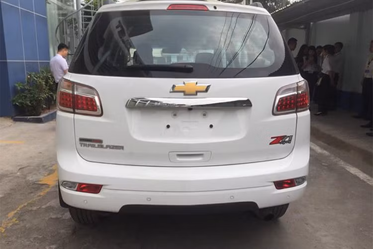 Phía sau Trailblazer sở hữu đèn hậu dạng LED, thiết kế cửa sau đơn giản và bổ sung đèn báo hiệu ở cản sau. Về tổng thể, xe mang trên mình ngôn ngữ thiết kế ngoại thất cơ bắp đặc trưng của dòng xe Mỹ,thừa hưởng hệ thống khung sàn và một số đường nét thiết kế giống với mẫu bán tải Colorado đang bán ra tại thị trường Việt Nam.