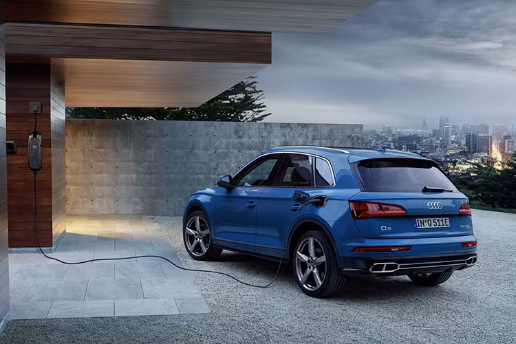 Như vậy, ngoài việc gia tăng sức ảnh hưởng trong phân khúc xe sang tầm trung, hãng xe sang Audi còn cho thấy nỗ lực của hãng trong việc phổ cập động cơ điện xuống các dải sản phẩm chạy động cơ đốt trong thông thường.