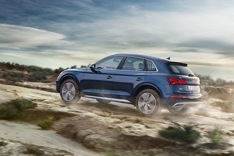 Audi cho biết, mẫu crossover điện Audi Q5 55 TFSI e quattro sử dụng khối động cơ TFSI mạnh 248 mã lực và 370 Nm mô-men xoắn. Thêm vào đó, một động cơ điện sẽ được tích hợp vào hộp số 7 cấp S-Tronic để cho ra công suất 141 mã lực và mô-men xoắn 350 Nm.