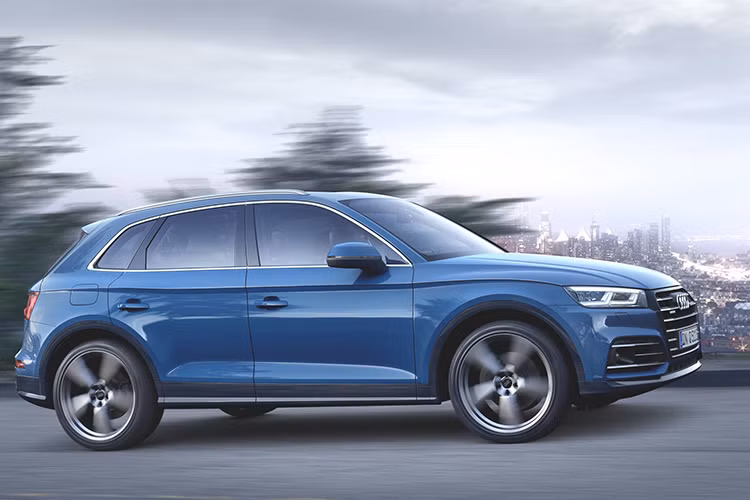 Audi Q5 55 TFSI e quattro chỉ mấy 5,3 giây để tăng tốc từ 0 - 100km/h trước khi đạt vận tốc tối đa 239 km/h. Ngoài ra, Audi Q5 55 TFSI e quattro còn được trang bị khối pin 14,1 kWh. Khối pin này mất khoảng 2,5 giờ để sạc đầy và có thể di chuyển hơn 40 km với tốc độ tối đa 135 km/h.