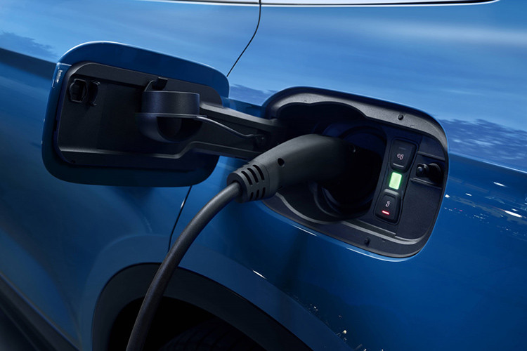 Về ngoại hình và nội thất, Audi Q5 55 TFSI e quattro 2020 sở hữu thiết kế tương đồng với các phiên bản Q5 tiêu chuẩn. Sự khác biệt sẽ đến từ những trang bị trên xe như bộ vành 5 chấu hợp kim kích thước 18 inch, cụm đèn chiếu sáng Full-led, ghế ngồi ôm lưng kiểu thể thao. 