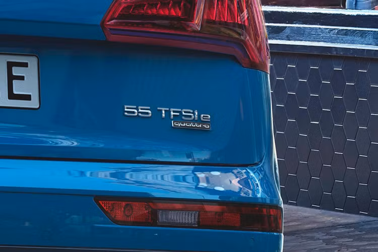 Đặc biệt, Audi Q5 55 TFSI e quattro còn được trang bị tính năng kết nối điện thoại thông minh qua ứng dụng với các hiển thị về thông tin pin, quãng đường di chuyển, thông tin tổng qua của xe... Đây là trang bị rất đáng giá mà không phải mẫu xe nào cũng được có.