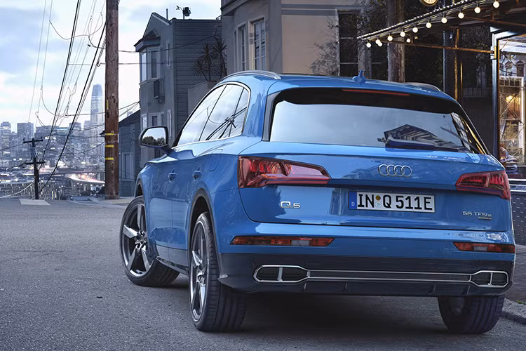 Ngoài ra về trang bị sẽ có điều hoà tự động 3 vùng độc lập, hệ thống sạc không dây, hệ thống thông tin hỗ trợ người lái hiện đại và đặc biệt hơn.