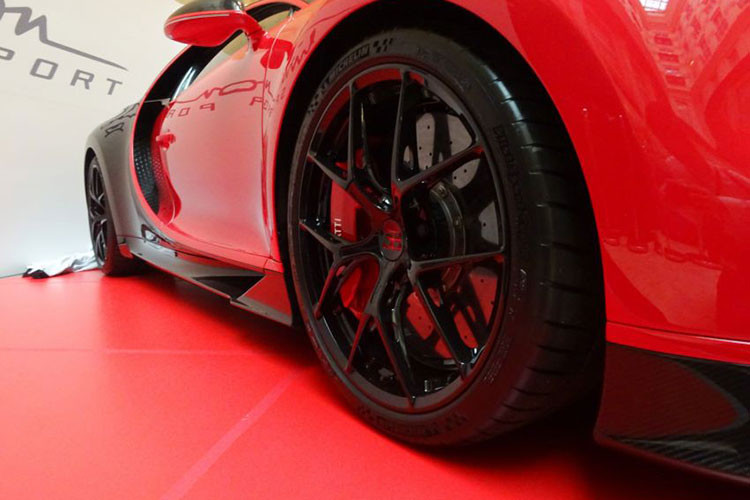 Bộ mâm của xe cũng được làm mới dang 5 chấu hình chữ Y cách điệu với logo chữ B của hãng trên ốp mâm. Kẹp phanh màu đỏ hoàn toàn mới gắn tên thương hiệu hãng siêu xe đình đám Bugatti nổi bật trên nền đen.