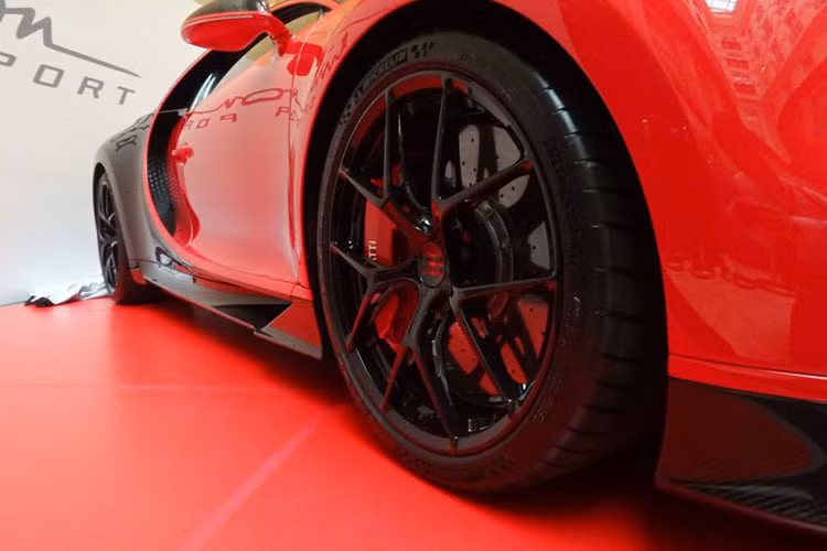 Bộ mâm của xe cũng được làm mới dang 5 chấu hình chữ Y cách điệu với logo chữ B của hãng trên ốp mâm. Kẹp phanh màu đỏ hoàn toàn mới gắn tên thương hiệu hãng siêu xe đình đám Bugatti nổi bật trên nền đen.