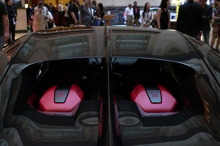 Siêu phẩm Bugatti Chiron Sport mới không hề thay đổi, vẫn là khối động cơ 8.0 lít cho công suất 1.479 mã lực. Mọi thông số về thời gian tăng tốc của Chiron Sport cũng không mấy thay đổi so với phiên bản trước, mặc dù nó đã nhẹ hơn 18 kg. Bugatti cho biết Chiron Sport có khả năng xử lý gọn gàng khi vào cua với tốc độ cao lên đến 200 km/h.