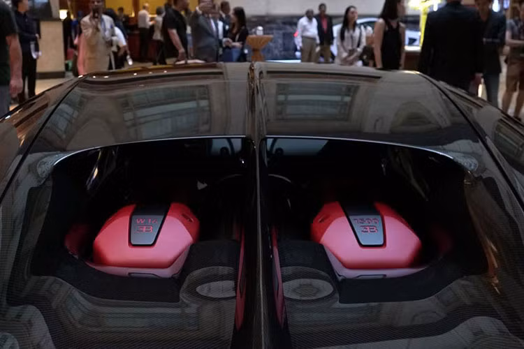 Siêu phẩm Bugatti Chiron Sport mới không hề thay đổi, vẫn là khối động cơ 8.0 lít cho công suất 1.479 mã lực. Mọi thông số về thời gian tăng tốc của Chiron Sport cũng không mấy thay đổi so với phiên bản trước, mặc dù nó đã nhẹ hơn 18 kg. Bugatti cho biết Chiron Sport có khả năng xử lý gọn gàng khi vào cua với tốc độ cao lên đến 200 km/h.