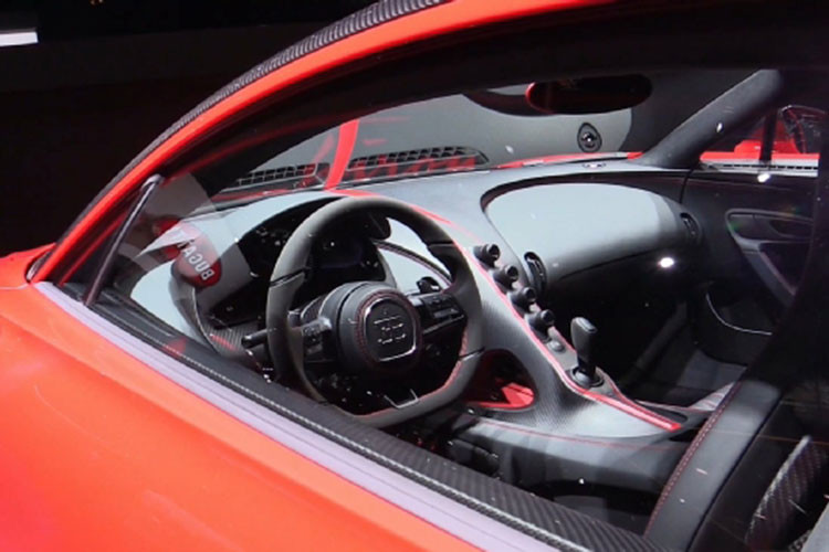 Nội thất xe với các chi tiết màu đen hoàn toàn cùng với các chỉ khâu tương phản màu đỏ mang đậm cá tính mới. Giữa 2 ghế ngồi được ngăn với nhau bởi một tấm chữ C nằm nối tiếp với đường kẻ chạy dọc thân xe ngoài ngoại thất sử dụng đèn led đèn LED đổi mầu.