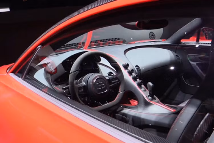 Nội thất xe với các chi tiết màu đen hoàn toàn cùng với các chỉ khâu tương phản màu đỏ mang đậm cá tính mới. Giữa 2 ghế ngồi được ngăn với nhau bởi một tấm chữ C nằm nối tiếp với đường kẻ chạy dọc thân xe ngoài ngoại thất sử dụng đèn led đèn LED đổi mầu.