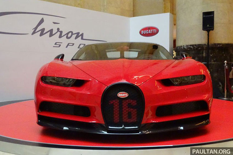 Đây là lần đầu tiên siêu xe Bugatti Chiron Sport mới đặt chân đến Singapore cũng như khu vực Đông Nam Á. Sự xuất hiện của Bugatti Chiron Sport trong sự kiện Fullerton Concours d’Elegance 2018 đã khiến nhiều người cảm thấy bất ngờ và thích thú khi lần đầu được "chạm mặt".