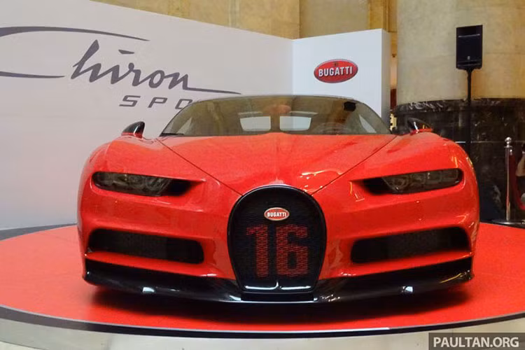 Đây là lần đầu tiên siêu xe Bugatti Chiron Sport mới đặt chân đến Singapore cũng như khu vực Đông Nam Á. Sự xuất hiện của Bugatti Chiron Sport trong sự kiện Fullerton Concours d’Elegance 2018 đã khiến nhiều người cảm thấy bất ngờ và thích thú khi lần đầu được "chạm mặt".