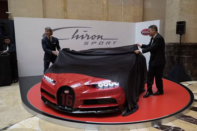 Nhằm kỷ niệm 90 năm thành lập Fullerton Building, nay được biết đến dưới cái tên khách sạn Fullerton, ở Singapore. Ban giám đốc khách sạn đã quyết định lần đầu tiên tổ chức sự kiện Fullerton Concours d’Elegance ở đảo quốc Sư tử trong 3 ngày, từ 29/6 - 1/7/2018. Tuy nhiên, thu hút sự chú ý nhất trong sự kiện này lại là siêu xe Bugatti Chiron Sport.