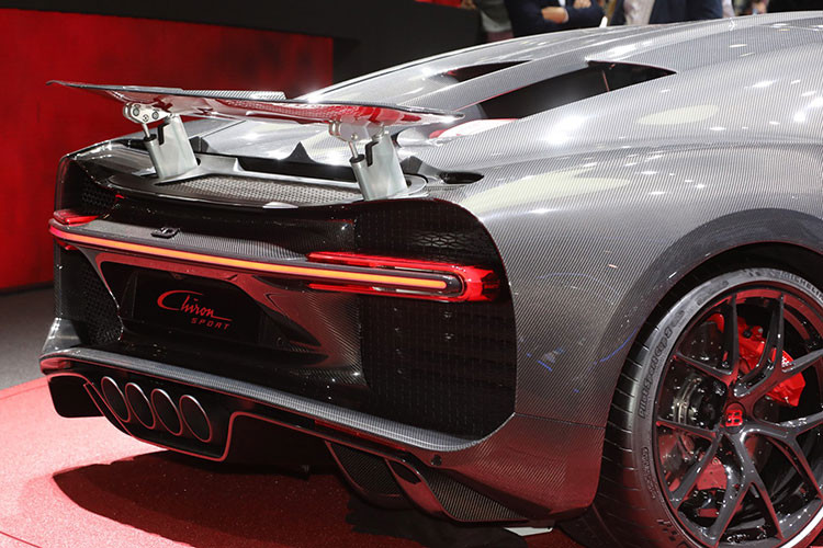Khác với "đàn anh" Chiron bản thường từng ra mắt cách đây 2 năm, Bugatti Chiron Sport phiên bản mới được thiết kế với các chi tiết ở phần đuôi mạnh mẽ hơn, đặc biệt là cản sau cùng bộ ống xả "4 nòng" lộ thiên, thay cho bộ chụp ống xả dạng kim loại sáng màu trước đây.
