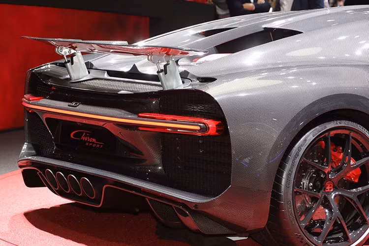 Khác với "đàn anh" Chiron bản thường từng ra mắt cách đây 2 năm, Bugatti Chiron Sport phiên bản mới được thiết kế với các chi tiết ở phần đuôi mạnh mẽ hơn, đặc biệt là cản sau cùng bộ ống xả "4 nòng" lộ thiên, thay cho bộ chụp ống xả dạng kim loại sáng màu trước đây.