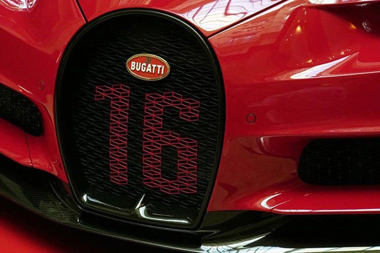 Bugatti Chiron Sport lần đầu tiên được hãng siêu xe đình đám Pháp giới thiệu tại Geneva 2018. Xe sở hữu ngoại thất với hai mầu đầy cá tính, đó là màu đỏ – đen mang đậm chất siêu xe thể thao, một số chi tiết trang trí bằng sợi carbon. Những chi tiết ngoại thất không thay đổi nhiều mà chủ yếu được nâng cấp độc đáo, cá tính.