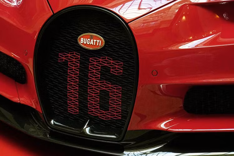 Bugatti Chiron Sport lần đầu tiên được hãng siêu xe đình đám Pháp giới thiệu tại Geneva 2018. Xe sở hữu ngoại thất với hai mầu đầy cá tính, đó là màu đỏ – đen mang đậm chất siêu xe thể thao, một số chi tiết trang trí bằng sợi carbon. Những chi tiết ngoại thất không thay đổi nhiều mà chủ yếu được nâng cấp độc đáo, cá tính.