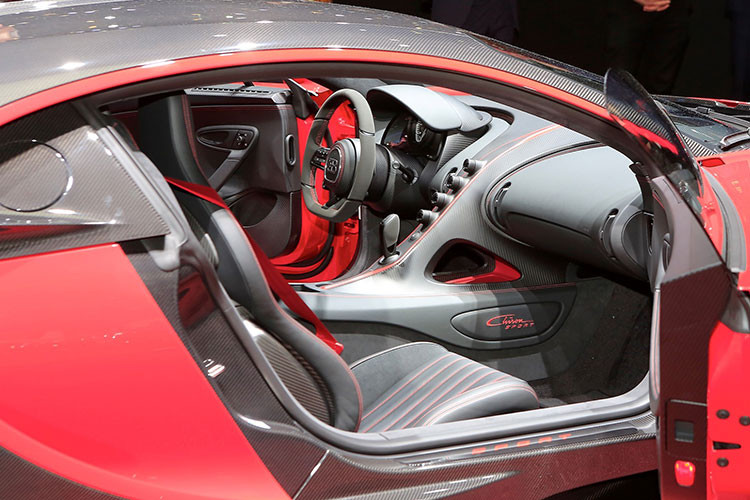 Bảng điều khiển trung tâm đặt dọc, sử dụng các núm điều khiển tích hợp màn hình chỉ báo. Các nút bấm quan trọng được tập trung trên vô-lăng. Các chi tiết trên bảng táp lô và nội thất... sử dụng chất liệu carbon.