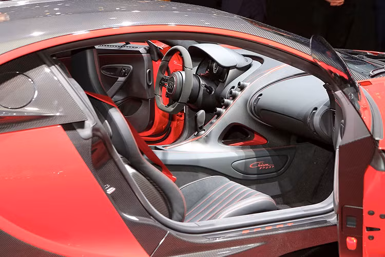 Bảng điều khiển trung tâm đặt dọc, sử dụng các núm điều khiển tích hợp màn hình chỉ báo. Các nút bấm quan trọng được tập trung trên vô-lăng. Các chi tiết trên bảng táp lô và nội thất... sử dụng chất liệu carbon.