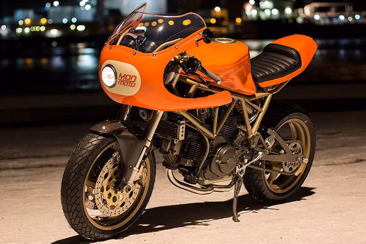 Chiếc Ducati 750SS này thuộc sở hữu Johan Fahlnae, chủ cửa hàng xe đạp ở Gothenburg. Ông đã giao phó chiếc Ducati 750SS đời 1999 cho xưởng độ MOD moto để biến thành một chiếc xe theo phong cách Cafe Racer.