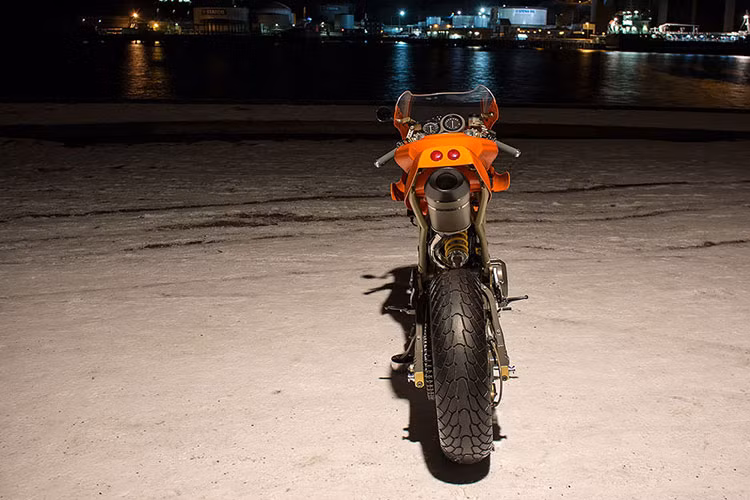 Gần như tất cả các chi tiết bị loại bỏ, chỉ để lại phần khung. Giảm sóc, lốp trước và sau và một số chi tiết được làm mới. Cặp mâm nguyên bản được giữ nguyên, thêm vào đó là ống xả đơn "hàng hiệu" Akrapovic được thiết kế đút gầm khá gọn.