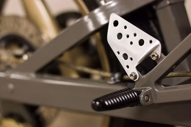 Hệ thống khung sườn của Ducati 750SS được giữ nguyên chỉ làm mới và đánh bóng. Khối động cơ nguyên bản được Mod moto tăng lên mức 80 mã lực giúp nó mạnh mẽ và chạy đa dạng địa hình hơn so với nguyên bản sport-bike.