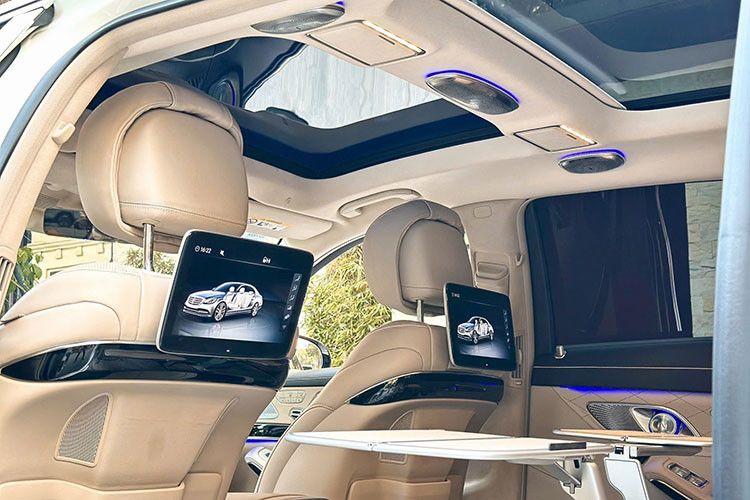 Trong khi đó, hàng ghế sau mang phong cách thương gia với khả năng chỉnh điện, nhớ vị trí, ngả lưng tối đa 43,5 độ. Ghế còn tích hợp loạt tiện ích cao cấp như sưởi, làm mát, đệm đỡ bắp chân và hệ thống massage với sáu chế độ khác nhau.