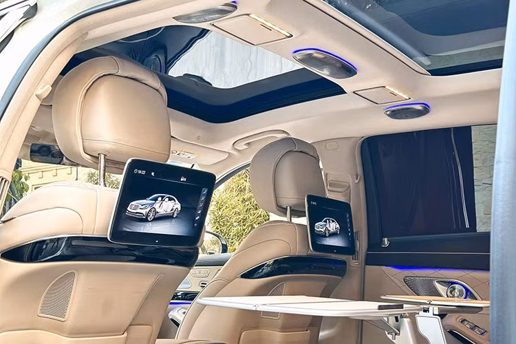 Trong khi đó, hàng ghế sau mang phong cách thương gia với khả năng chỉnh điện, nhớ vị trí, ngả lưng tối đa 43,5 độ. Ghế còn tích hợp loạt tiện ích cao cấp như sưởi, làm mát, đệm đỡ bắp chân và hệ thống massage với sáu chế độ khác nhau.