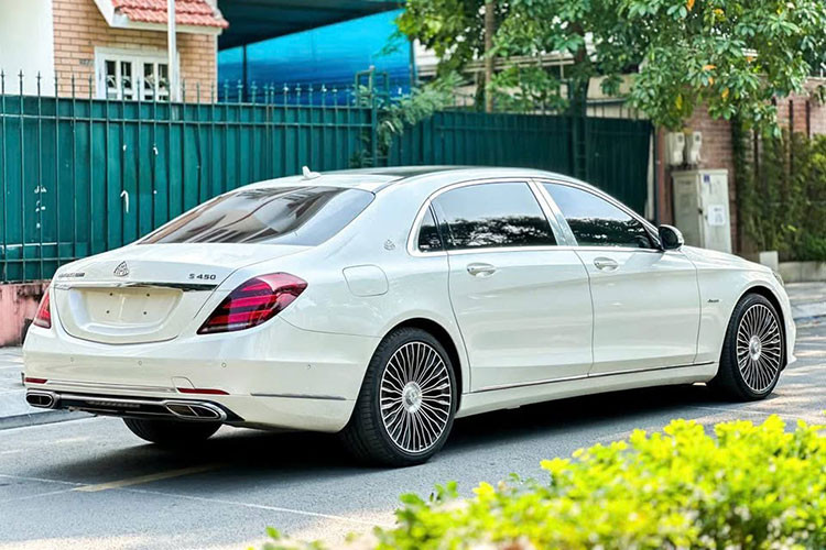 Maybach S 450 sử dụng động cơ V6 dung tích 3.0L, cho công suất tối đa 367 mã lực và mô-men xoắn cực đại 500 Nm. Xe đi kèm hộp số tự động 9 cấp 9G-Tronic và hệ dẫn động 4Matic, giúp tăng tốc từ 0-100 km/h trong 5,9 giây và đạt tốc độ tối đa 250 km/h. Khả năng vận hành mạnh mẽ cùng hệ thống an toàn tiên tiến giúp Maybach S 450 luôn mang đến cảm giác lái đẳng cấp. 