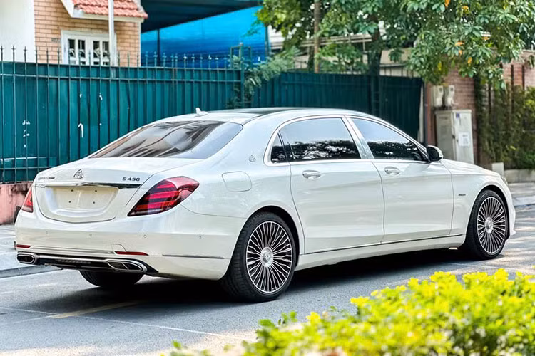 Maybach S 450 sử dụng động cơ V6 dung tích 3.0L, cho công suất tối đa 367 mã lực và mô-men xoắn cực đại 500 Nm. Xe đi kèm hộp số tự động 9 cấp 9G-Tronic và hệ dẫn động 4Matic, giúp tăng tốc từ 0-100 km/h trong 5,9 giây và đạt tốc độ tối đa 250 km/h. Khả năng vận hành mạnh mẽ cùng hệ thống an toàn tiên tiến giúp Maybach S 450 luôn mang đến cảm giác lái đẳng cấp. 