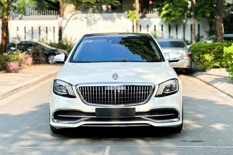 Về kích thước, Mercedes-Maybach S450 2020 siêu sang có thông số chiều dài x rộng x cao tương ứng là 5.462 x 1.899 x 1.498 mm. Phần đầu xe nổi bật với lưới tản nhiệt gồm các thanh nan dọc mạ crôm, kết hợp với kiểu mới nối liền 2 bên. 