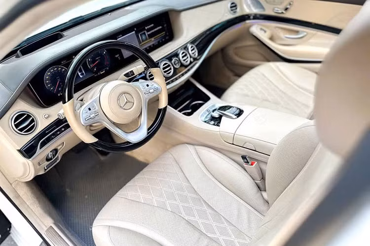 Vô-lăng ba chấu bọc da ốp gỗ, tích hợp các nút điều khiển cảm ứng. Hệ thống tiện nghi cao cấp bao gồm đồng hồ IWC, cần số Direct Select phía sau vô-lăng, màn hình hiển thị trên kính chắn gió (HUD) và camera 360 độ.