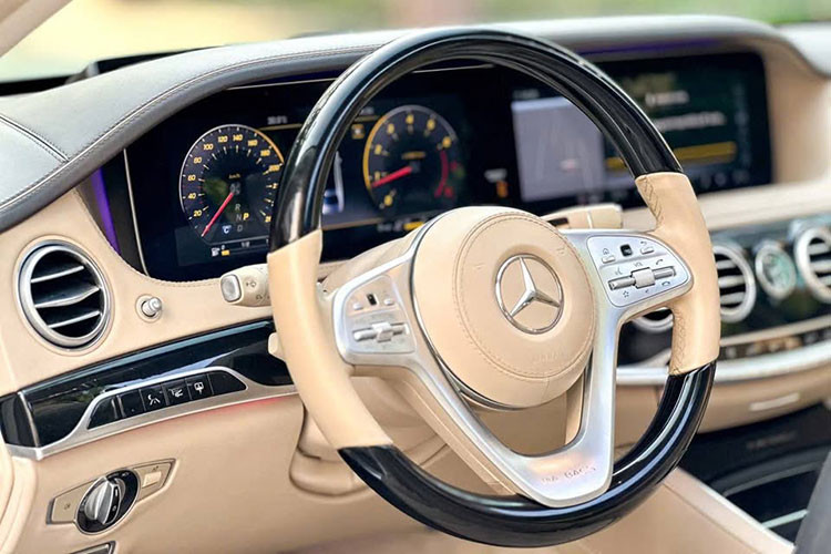 Bên trong khoang lái, mẫu xe sedsn siêu sang Mercedes-Maybach S450 được trang bị nội thất bọc da cao cấp với họa tiết khâu hình quả trám, kết hợp cùng các chi tiết gỗ sang trọng. Hệ thống đèn viền nội thất có khả năng thay đổi màu sắc theo cài đặt cá nhân.