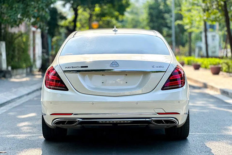 Hệ thống chiếu sáng sử dụng công nghệ Multi-Beam LED, đi kèm ba dải đèn LED định vị đặc trưng. Gương chiếu hậu chỉnh điện, tích hợp dải đèn báo rẽ LED. Điểm nhấn đặc biệt là hai nẹp kim loại mạ crôm ở cột B, giúp phân biệt với dòng S-Class tiêu chuẩn. Mâm xe có kích thước 20 inch. Phía sau, cụm ống xả kép mạ crôm bố trí đối xứng...