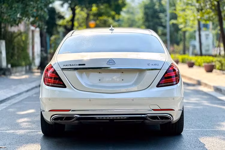 Hệ thống chiếu sáng sử dụng công nghệ Multi-Beam LED, đi kèm ba dải đèn LED định vị đặc trưng. Gương chiếu hậu chỉnh điện, tích hợp dải đèn báo rẽ LED. Điểm nhấn đặc biệt là hai nẹp kim loại mạ crôm ở cột B, giúp phân biệt với dòng S-Class tiêu chuẩn. Mâm xe có kích thước 20 inch. Phía sau, cụm ống xả kép mạ crôm bố trí đối xứng...