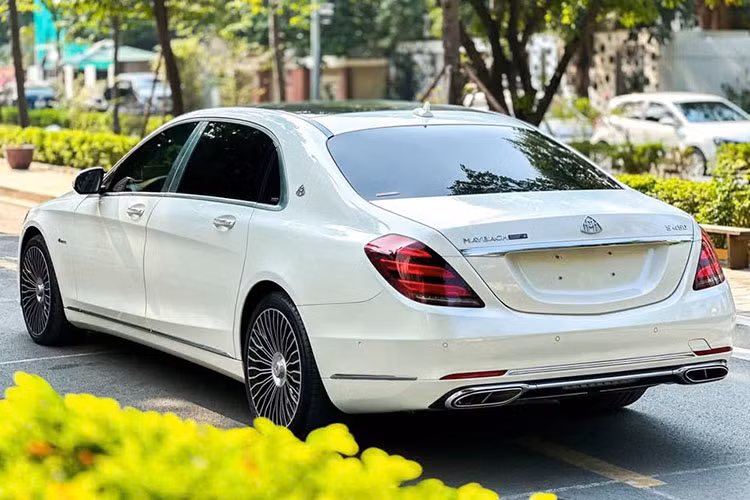 Chiếc S450 được rao bán là phiên bản thấp cấp nhất trong dòng xe sang Mercedes-Maybach tại Việt Nam, xe sở hữu màu sơn trắng kem cùng nội thất tone-sur-tone đầy tinh tế. Đây là phiên bản thay thế cho dòng Maybach S400 trước đây, từng được giới chuyên gia và khách hàng săn đón. 