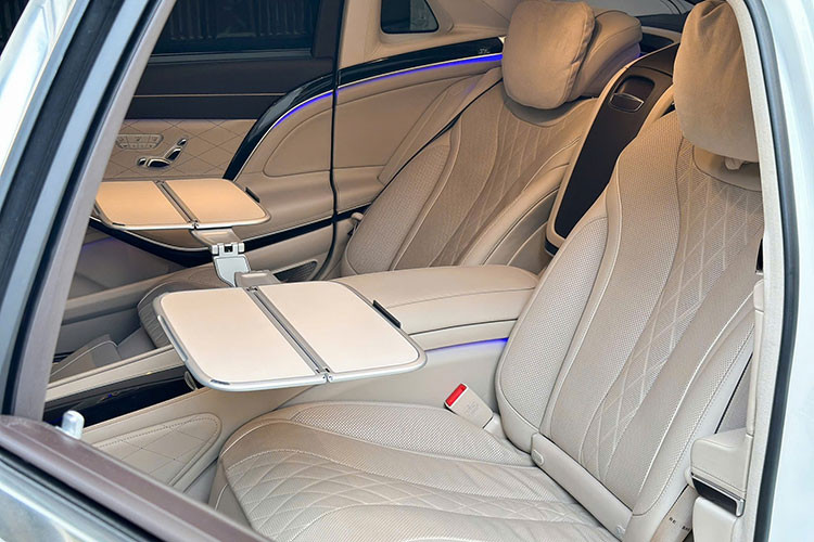 Bệ trung tâm được trang bị sạc điện thoại không dây. Hệ thống âm thanh Burmester High-end 3D với 26 loa, công suất 1.590W. Ghế phụ phía trước có thể được điều chỉnh từ hàng ghế sau, đồng thời đi kèm tựa đầu có thể tháo rời hoặc gập gọn linh hoạt.