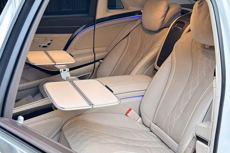 Bệ trung tâm được trang bị sạc điện thoại không dây. Hệ thống âm thanh Burmester High-end 3D với 26 loa, công suất 1.590W. Ghế phụ phía trước có thể được điều chỉnh từ hàng ghế sau, đồng thời đi kèm tựa đầu có thể tháo rời hoặc gập gọn linh hoạt.