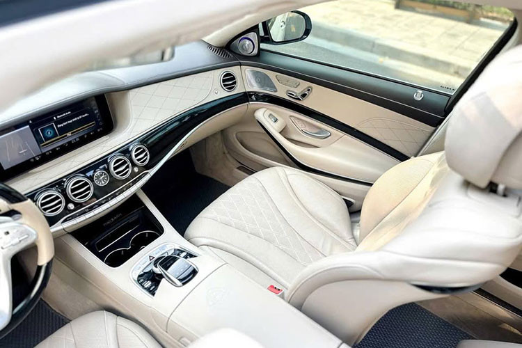 Bảng táp-lô của xe sở hữu hai màn hình HD 12,3 inch, trong đó màn hình giải trí hỗ trợ cảm ứng Touchpad. Xe tích hợp các tính năng kết nối hiện đại như Apple CarPlay, Android Auto, Bluetooth, trình duyệt Internet và điều khiển giọng nói.