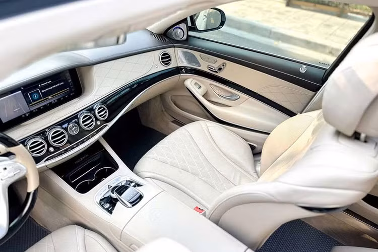 Bảng táp-lô của xe sở hữu hai màn hình HD 12,3 inch, trong đó màn hình giải trí hỗ trợ cảm ứng Touchpad. Xe tích hợp các tính năng kết nối hiện đại như Apple CarPlay, Android Auto, Bluetooth, trình duyệt Internet và điều khiển giọng nói.