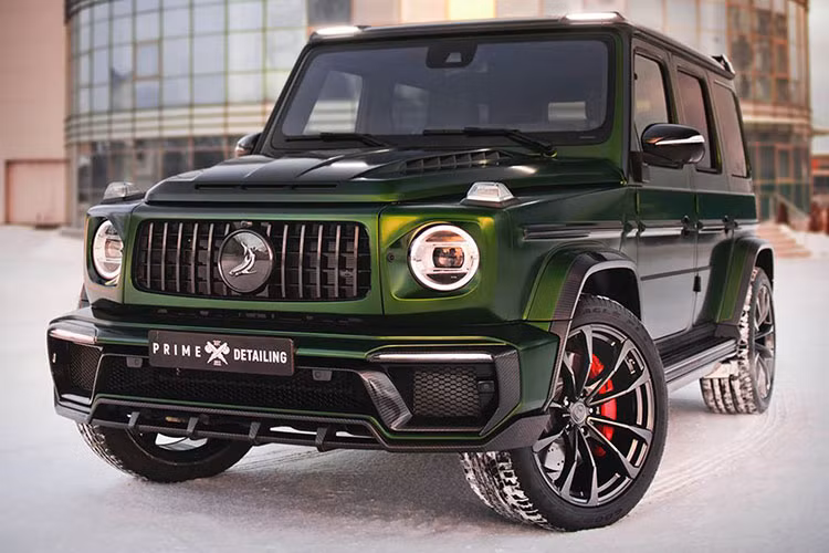 Sức mạnh được truyền tới cả 4 bánh thông qua hộp số tự động AMG 9 cấp. Theo thông tin từ phía nhà sản xuất Mercedes-Benz, chiếc xe chỉ mất 4,5 giây để tăng tốc từ 0-100km/h và đạt tốc độ tối đa 220km/h (có thể tăng lên thành 240km/h nếu đặt thêm gói tùy chọn AMG Driver's Package).