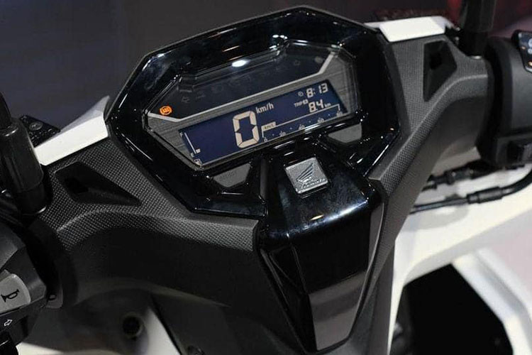 Honda Vario 160 sở hữu mặt đồng hồ kỹ thuật số hoàn toàn mới hiển thị đa thông tin, hệ thống khóa thông minh Smart Key, cổng sạc USB ở hộc chứa đồ trước. các nút bấm đơn giản không thay đổi so với thế hệ cũ.