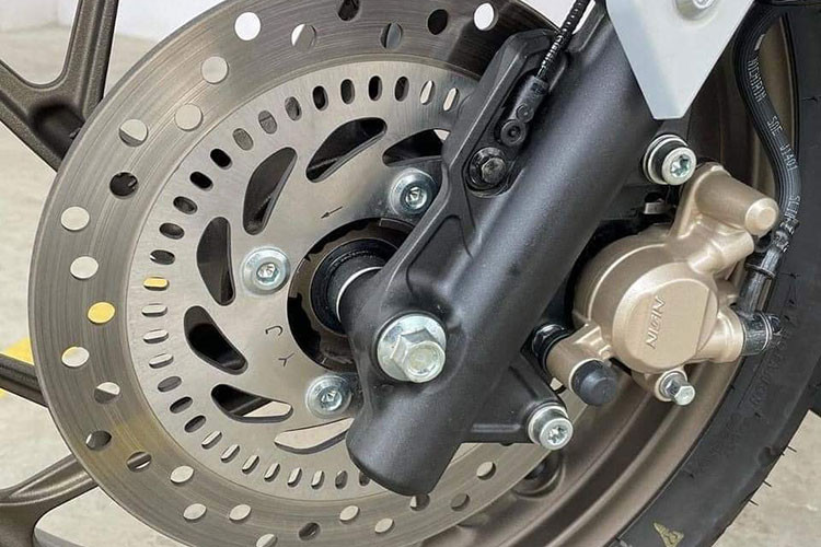 Phanh xe tiêu chuẩn kết hợp CBS hoặc ABS ở bản cao cấp hơn. Hệ thống chiếu sáng gồm đèn pha, đèn định vị, xinhan, và đèn hậu đều ứng dụng công nghệ LED. Một nâng cấp mới nữa trên Honda Vario 160 là bộ lốp không săm với kích thước 100/80-14 ở trước và 120/70-14 ở sau.