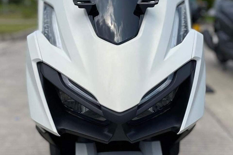 Phần đầu xe nổi bật với cụm đèn pha lớn có thiết kế mới dạng kép, phía trên là dải đèn LED định vị trải dài đến cặp đèn xi-nhan phía trên. Bên ngoài mạt đèn pha là ốp nhựa màu đen sắc sảo có phai trò tạo điểm nhấn cho phần đầu xe.