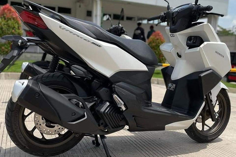 So với Honda Vario 150, thế hệ xe Vario 160 đã được nâng cấp khá toàn diện về thiết kế lẫn trang bị. Về ngoại hình, mẫu xe ga Honda Vario 160 2022 lột xác hoàn toàn với ngoại hình dày dặn và cơ bắp hơn, nhưng vẫn giữ được nét thể thao quen thuộc và nhỏ gọn của dòng xe này.