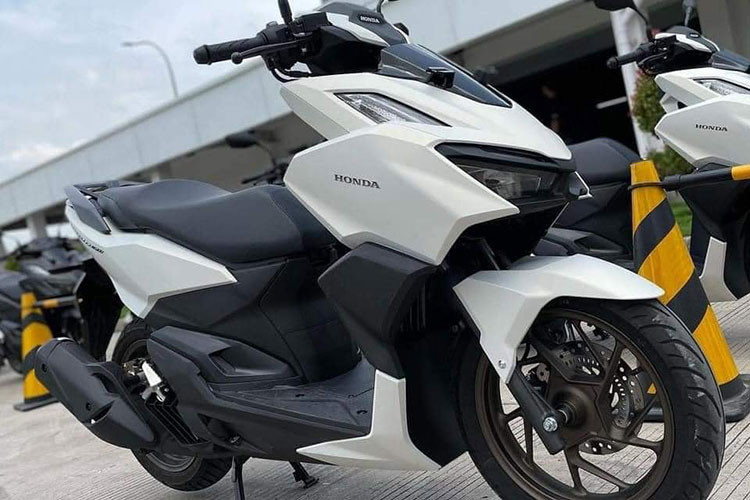 Được biết, lô xe đầu tiên được nhập về Việt Nam là bản CBS, mức giá xe Honda Vario 160 2022 bán ra tại Việt Nam khoảng 80 triệu đồng. Trong thời gian tới, Vario 160 ABS cũng sẽ được đưa về bán ra trong nước với giá dự kiến khoảng 85 triệu đồng.